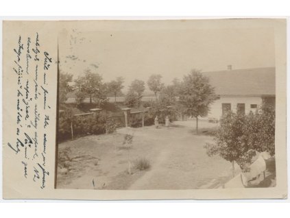 49 - Praha, Smíchov, oživená partie u rodinného domu, cca 1922
