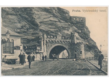 49 - Praha, Vyšehradský tunel, oživená partie před tunelem, ca 1910