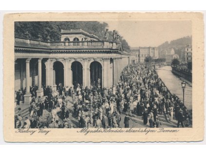 25 - Karlovy Vary, oživená Mlýnská Kolonáda s lázeňským domem, cca 1930