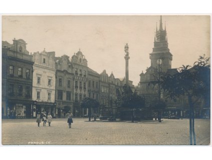 44 - Pardubice, oživené náměstí, cca 1940
