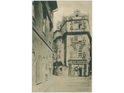 49 - Praha, Karlova ulice, Starožitný dům "U Zlaté studny", cca 1910
