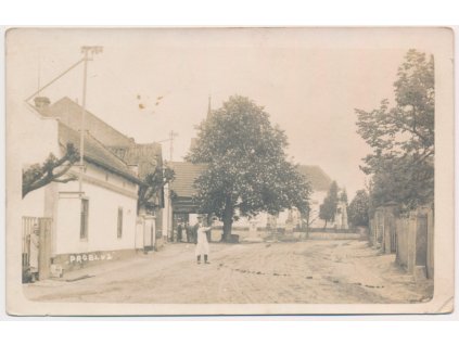 19 - Královéhradecko, Probluz, oživená partie z návsi, cca 1920
