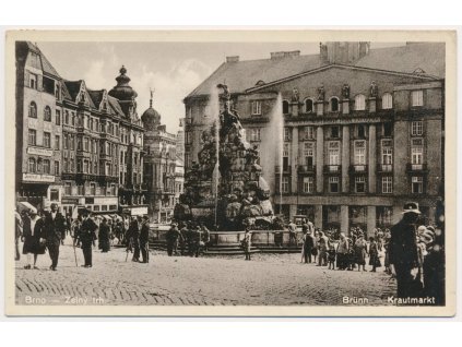 04 - Brno, Zelný trh, lidé na tržišti / náměstí, cca 1931