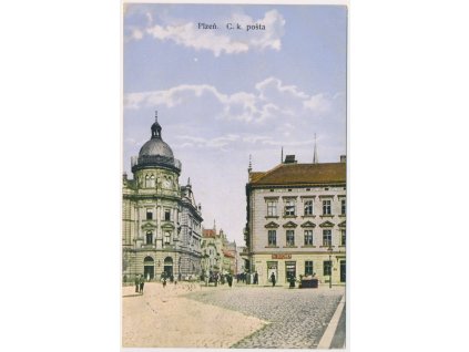 47 - Plzeň, C. k. pošta, oživená partie z ulice, cca 1916