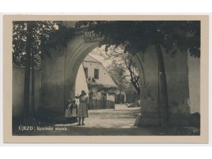 15 - Domažlicko, Újezd, Kozinův statek, oživená partie, cca 1935