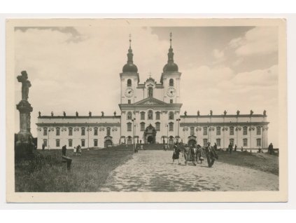 41 - Olomoucko, Svatý Kopeček, oživená partie před klášterem, cca 1949