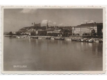 Slovensko, Bratislava, pohled na město od Dunaje, cca 1930