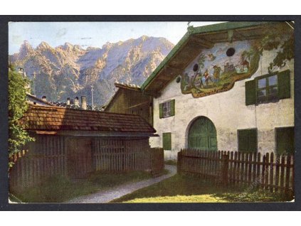 Deutschland, Mittenwald, Bemaltes Bauernhaus mit der Karwendelkette, cca 1927