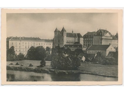 74 - Znojmo, kostel Povýšení sv. Kříže a okolí, cca 1943
