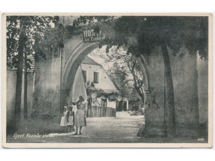 15 - Domažlicko, Újezd, oživená partie u "Kozinova statku", cca 1942