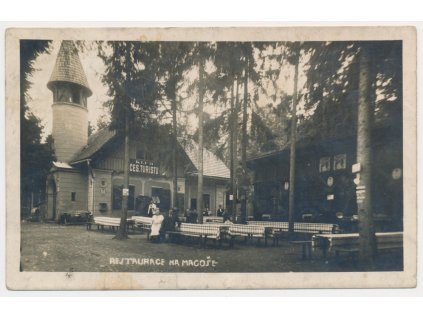03 - Blansko, oživená partie před restaurací "Na Macoše", cca 1925