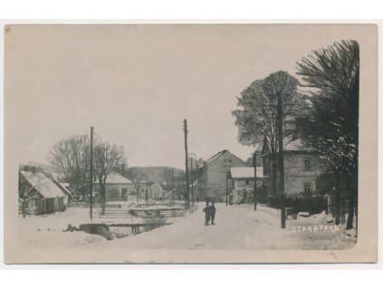 22 - Jičínsko, Stará Paka, oživená partie z obce, cca 1920