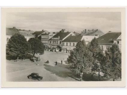 57 - Rychnov nad Kněžnou, pohled na náměstí s automobilem, cca 1949