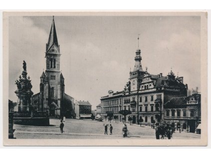 27 - Kladno, oživené náměstí, cca 1946