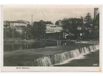 36 - Mladá Boleslav, oživená partie na řece u splavu, cca 1946