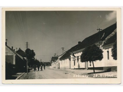 47 - Plzeňsko, Kožlany, oživená ulice, foto Skalický, cca 1946