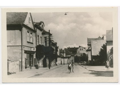 51 - Praha - západ, Jesenice, oživená partie z ulice, cca 1948