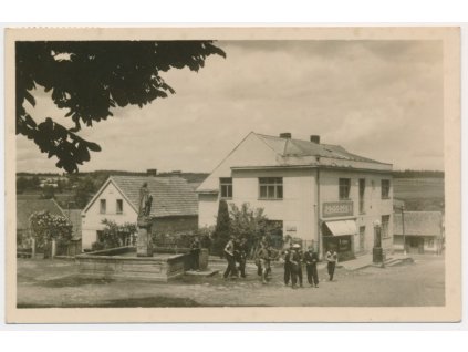 31 - Kutnohorsko, Čestín, oživená partie z návsi, cca 1955