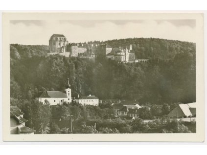 74 - Znojemsko, Vranov nad Dyjí, pohled na zámek a okolí, cca 1949