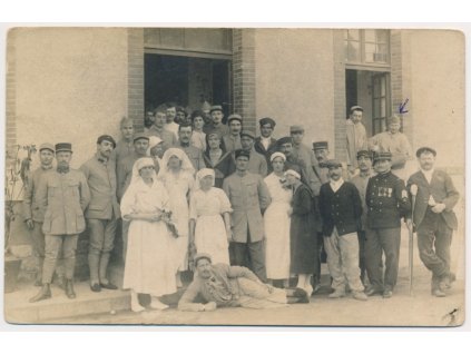 Skupinové foto zdravotních sestřiček a vojáků, cca 1915
