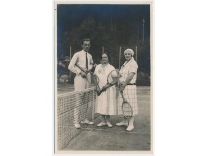 Tenis, Skupinové foto z tenisového kurtu, cca 1930