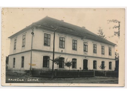 10 - Chrudimsko, Zaječice, partie před školou, cca 1935