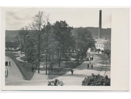 57 - Rychnovsko, Doudleby nad Orlicí, oživená ulice, textilní továrna, cca 1930