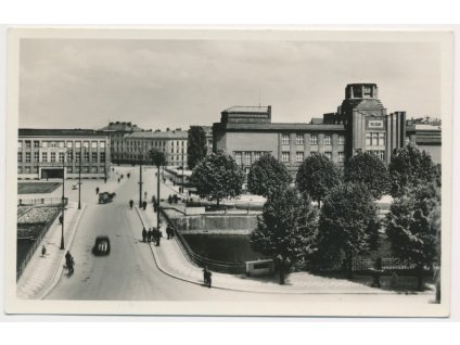 19 - Hradec Králové, oživená partie u muzea, Grafo Čuda, cca 1949