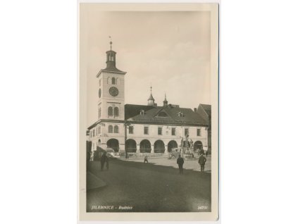 58 - Semilsko, Jilemnice, oživená partie před radnicí, cca 1933