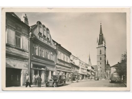31 - Kutnohorsko, Čáslav, Náměstí, oživená partie s automobilem, cca 1955