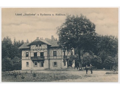 57 - Rychnovsko, Lázně "Studánka", oživená partie u lázeňského domu, cca 1925