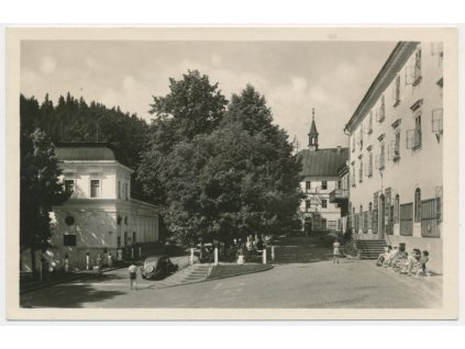 66 - Trutnovsko, Janské Lázně, oživená partie z lázní, cca 1952