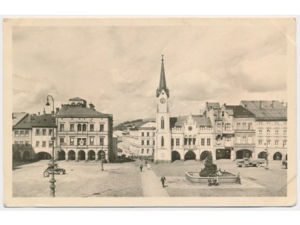 66 - Trutnov, pohled na oživené náměstí, cca 1955