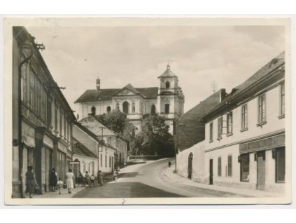 47 - Plzeňsko, Přeštice, oživená ulice s kostelem p. Marie, cca 1954