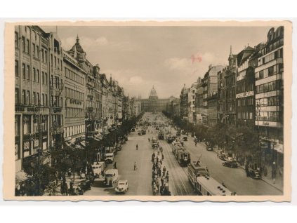 49 - Praha, oživené Václavské náměstí, tramvaje, automobily...