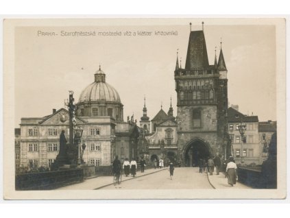 49 - Praha, Staroměstská mostecká věž a klášter křižovníků, cca 1945