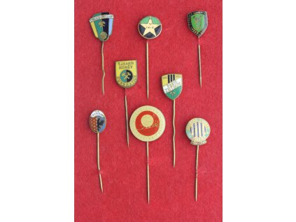 ČSSR, kopaná, 8 ks klubových odznaků na jehlách, mj. Baník Kamenný Újezd, stavy 1/1