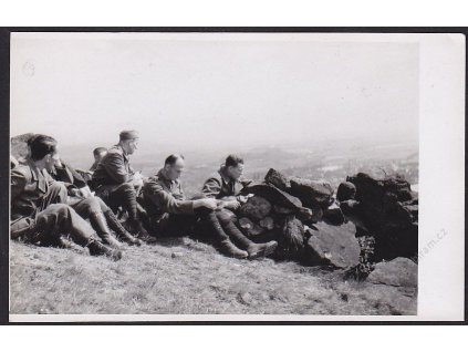 Vojenská jednotka při odpočinku, cca 1935