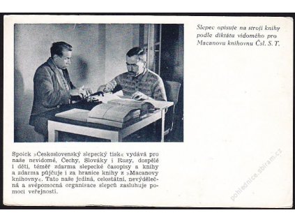 Slepec opisuje na stroji knihy podle diktátu vidomého pro Čsl. S. T., cca 1935