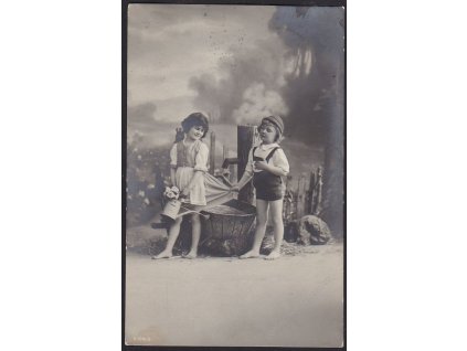 Děti, Chlapec s dívkou u pumpy, cca 1917