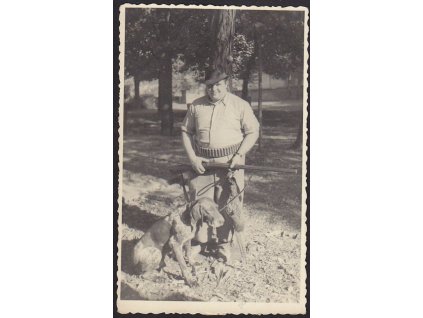 Myslivec se psem, cca 1940