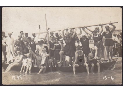 Móda a doba, Na plovárně, cca 1925