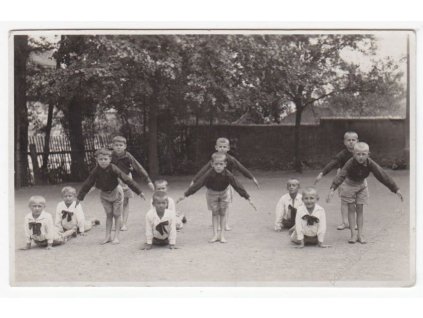 Děti při nácviku, cca 1915