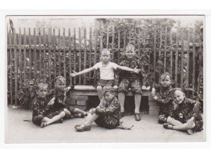 Děti v kostýmech, cca 1915