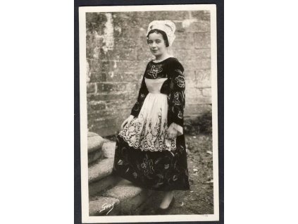 Dívka v kroji kantonu Le Faouet, ca 1930