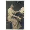Klavíristka, ca 1909