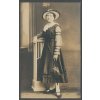Dívka v dlouhých šatech s kloboukem, ca 1910