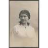 Dívka s vysokým límcem, ca 1916