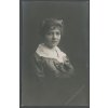 Dívka v kroji s bílým límečkem, ca 1910