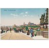 49 - Praha, lidé na Karlově mostě, cca 1918